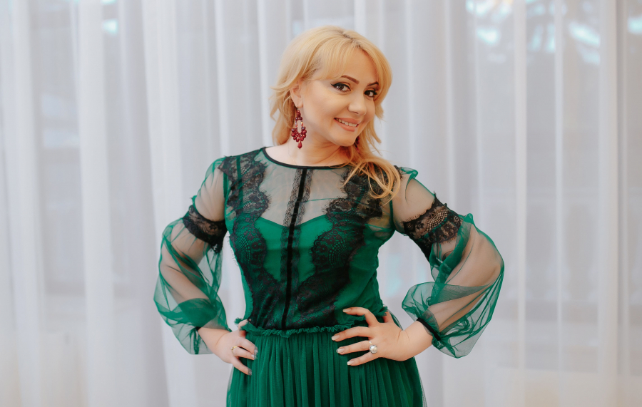 Adriana Ochisanu a fost ravasita de decizia fiului ei de a ramane cu tatal sau dupa divort. „El mi-a zis: Tu ce ai? N-ai nimic. Eu raman cu tata. Ce-mi oferi tu?”
