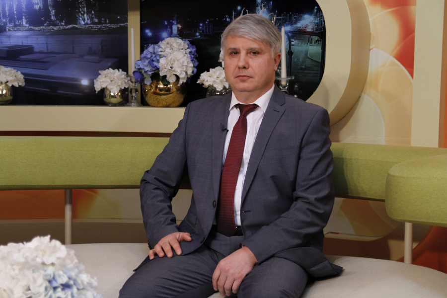 Plasticianul Anatolie Taran - despre operatiile de reconstructie a sanilor dupa mastectomie. „Putem recurge la un implant vremelnic, care ne permite sa marim volumul pielii in zona toracelui si injectand in zona respectiva solutie, marim volumul glandei mamare vremelnice.”