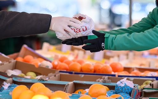 Pot fi contaminate cu coronavirus produsele alimentare din magazine? Iata raspunsul specialistilor