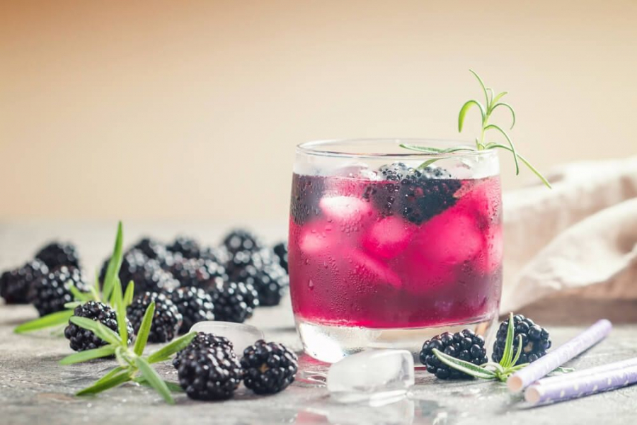 Bautura delicioasa pentru orice masa festiva. Punci cu fructe de padure