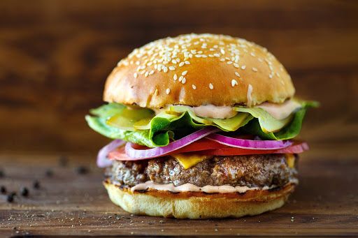 Rezolva o ecuatie si primeste un burger gratuit. Oferta inedita a unui restaurant international 