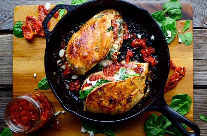Piept de pui umplut cu rosii uscate, mozzarella si spanac
