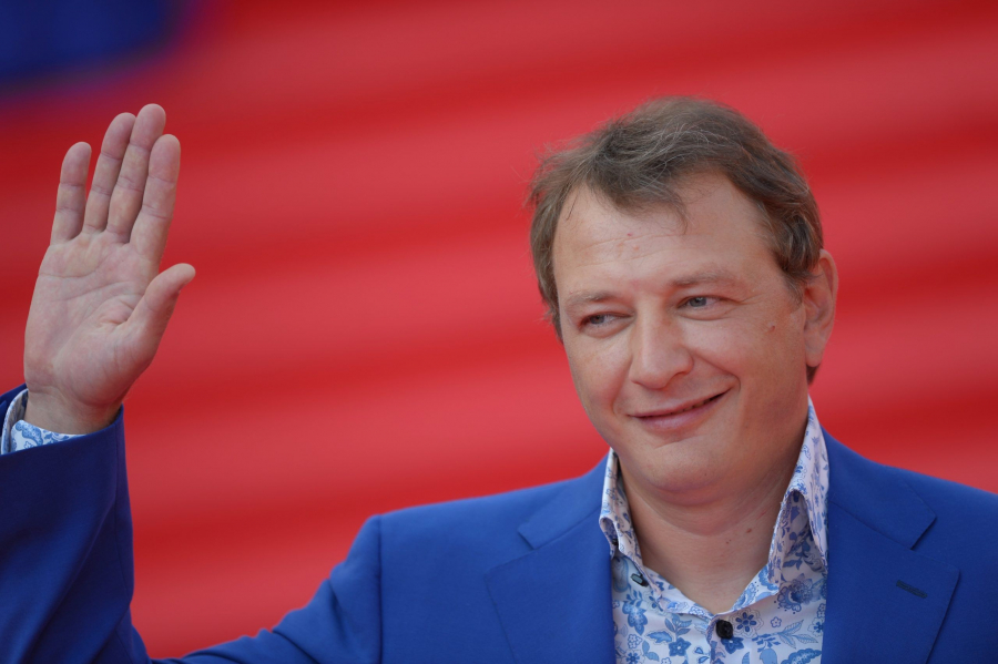 Internautii semneaza activ petitia pentru a-l lipsi pe cunoscutul actor, Marat Basharov, de titlul de artist emerit, dupa ce acesta a facut o serie de dezvaluiri halucinante in cadrul emisiunii Lerei Kudreavtseva