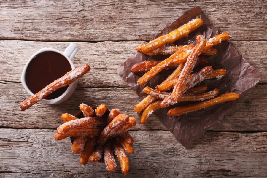 Rasfata-te cu un dulce mexican - churros cu sos de ciocolata 