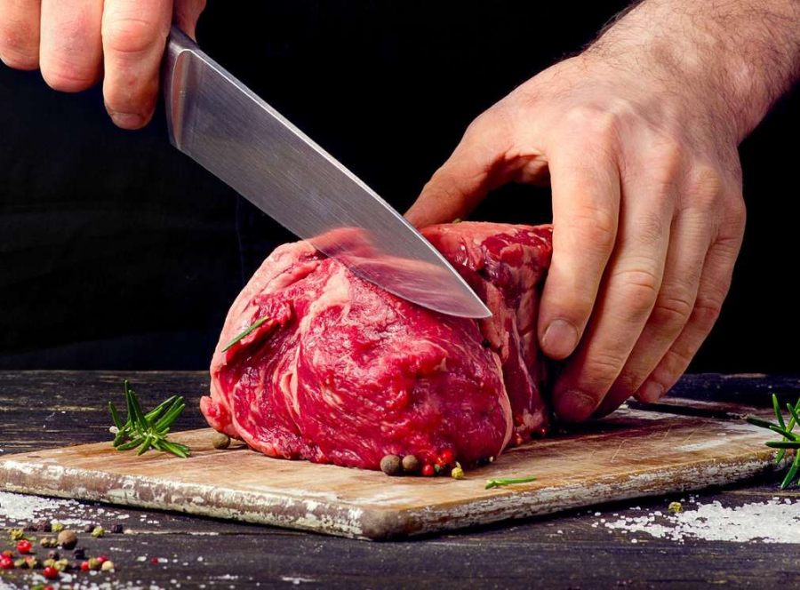 Statele Unite - intr-o mare dilema. Dieta fara carne sau redeschiderea abatoarelor, cu risc de noi focare de COVID-19