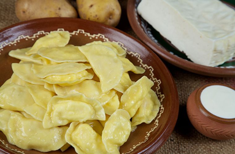 Tendinte culinare in carantina. Pregateste coltunasi cu branza ca la mama acasa