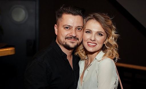 Alexandru Manciu a lansat o noua piesa. In single-ul despre dragoste s-a filmat si sotia acestuia, Olga