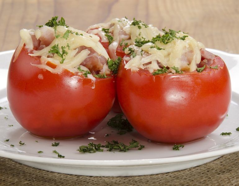 Pentru ca e vara, incepe ziua cu rosii umplute cu prosciutto crudo si oua