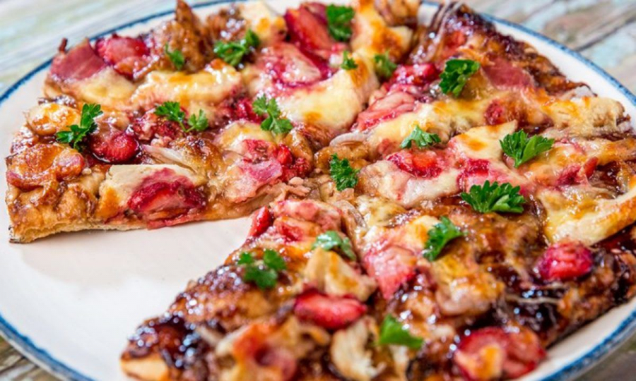 Pizza cu capsune, pui si bacon - o nebunie culinara