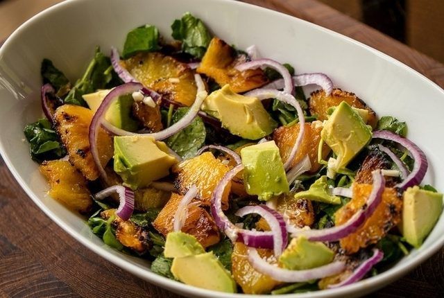 Salata picanta cu avocado si ananas