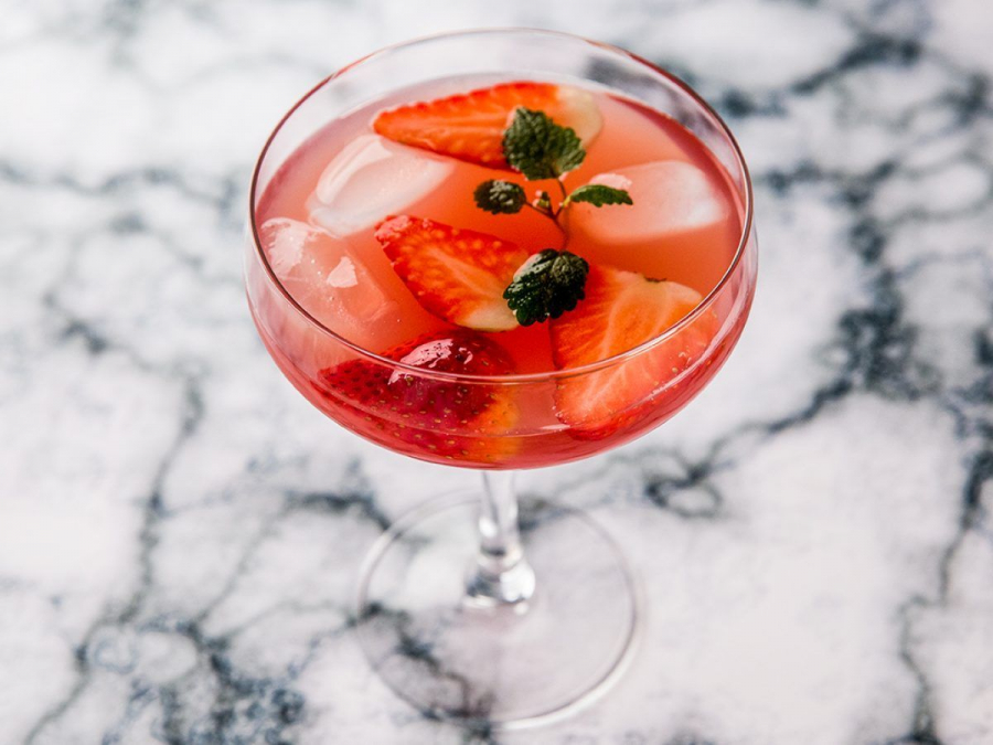 Cocktail racoritor cu capsune, lamaie si vin roze