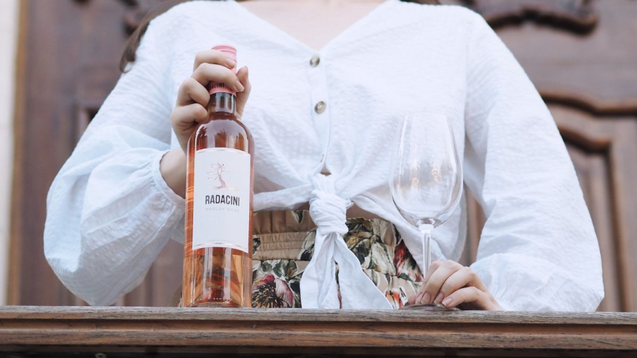 3 vinuri rose de la Radacini pe care merita sa le savurezi in aceasta vara