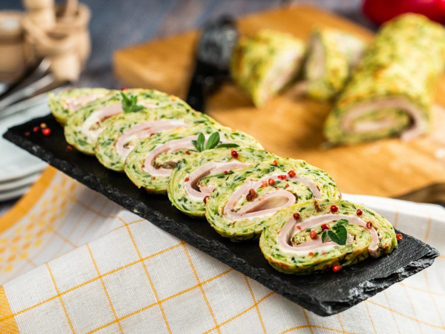 Incepe ziua cu o rulada delicioasa din sunca, zucchini si ou