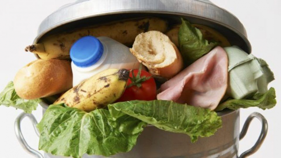 Mai multe tomberoane pline cu produse alimentare expirate. ANSA atentioneaza