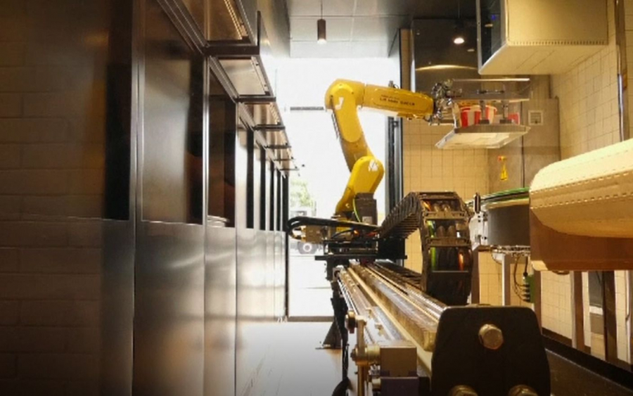 Restaurantul fast-food in care servirea se face cu ajutorul robotilor. Clientii nu mai intra in contact cu nimeni
