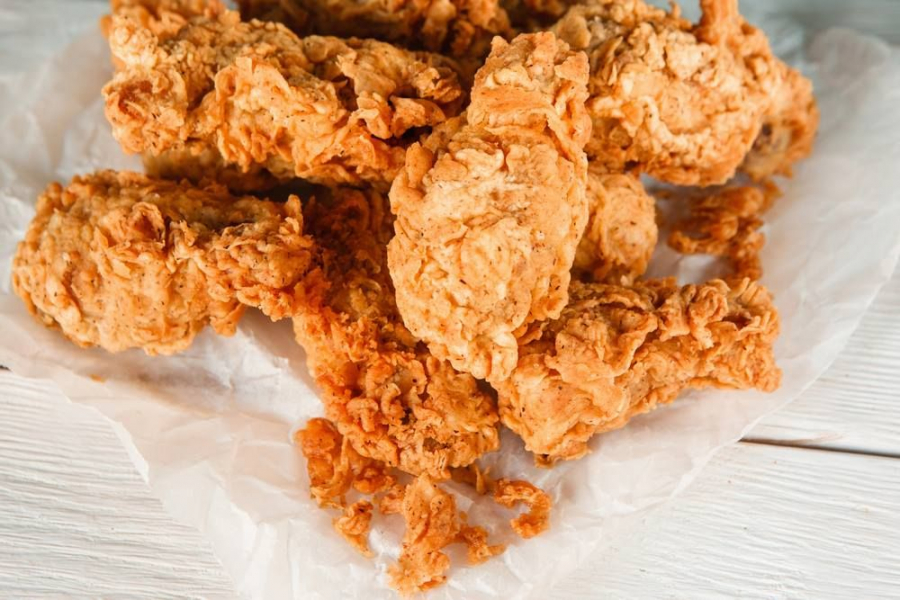 Un renumit restaurant fast-food renunta la carnea de pui. Iata ce produse pot fi consumate