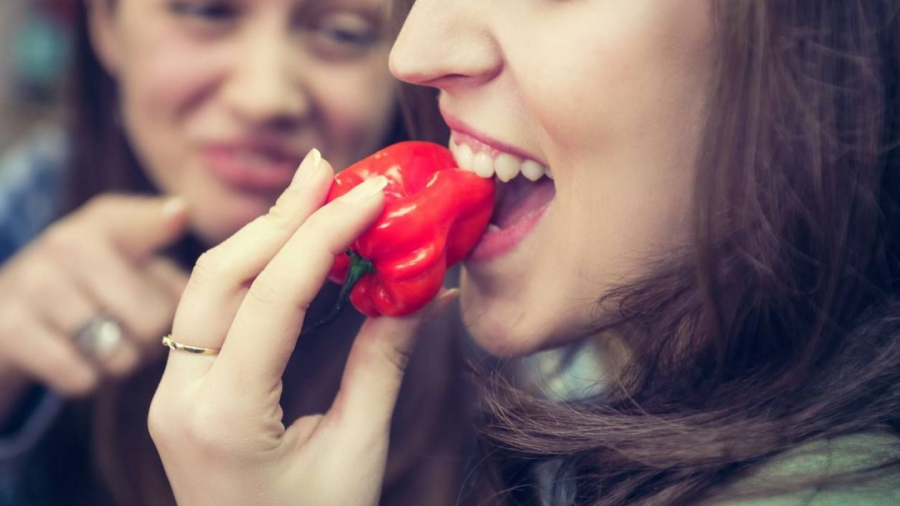 Alimentele care te ajuta sa ai un zambet frumos si stralucitor. Marul este considerat un „scrub” natural al dintilor