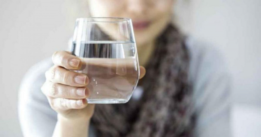Cum sa te alimentezi pe timp de canicula. Hidratarea este importanta, avertizeaza ANSP