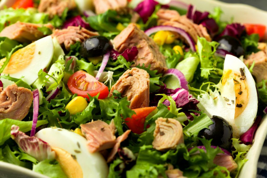 Profita din plin de fructele si legumele de sezon si pregateste o salata cu ton si struguri
