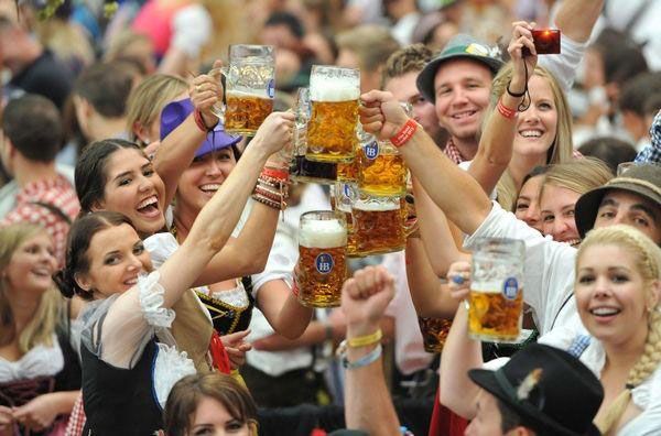 In pofida pandemiei, sa curga berea! Iata unde se tine Oktoberfest in acest an