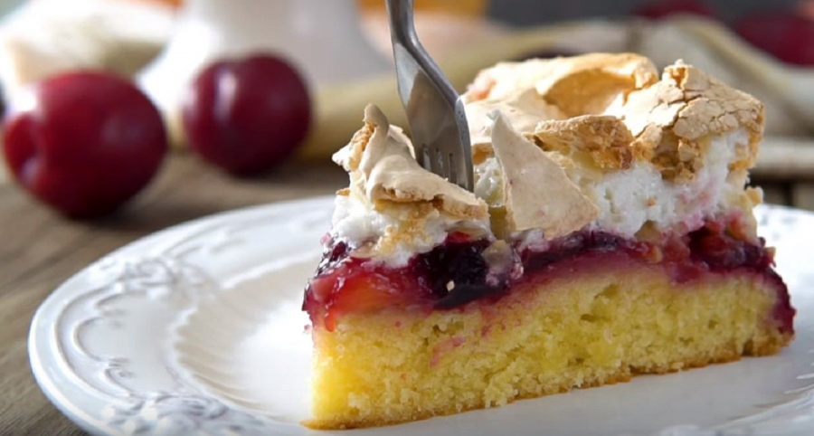 Indulceste-ti ziua cu o tarta de prune si bezea