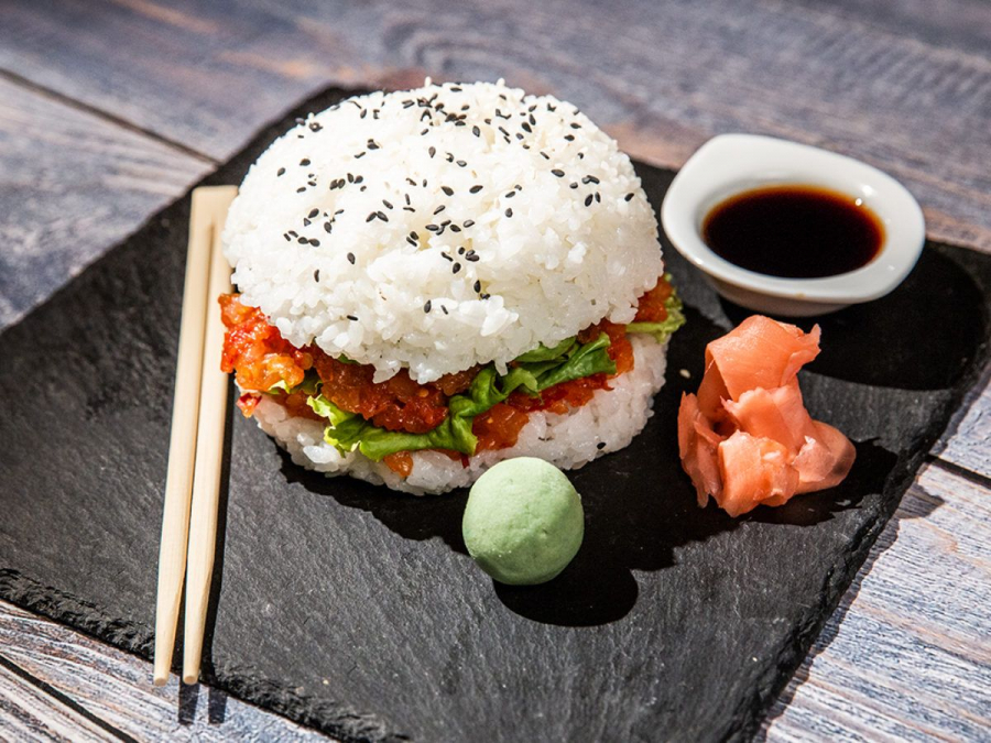 O noua alinare pentru papilele gustative - burger sushi cu somon si avocado