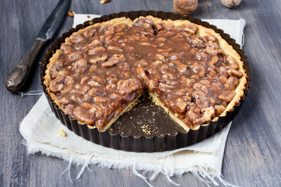 Indulceste-te cu o tarta din nuci si caramel
