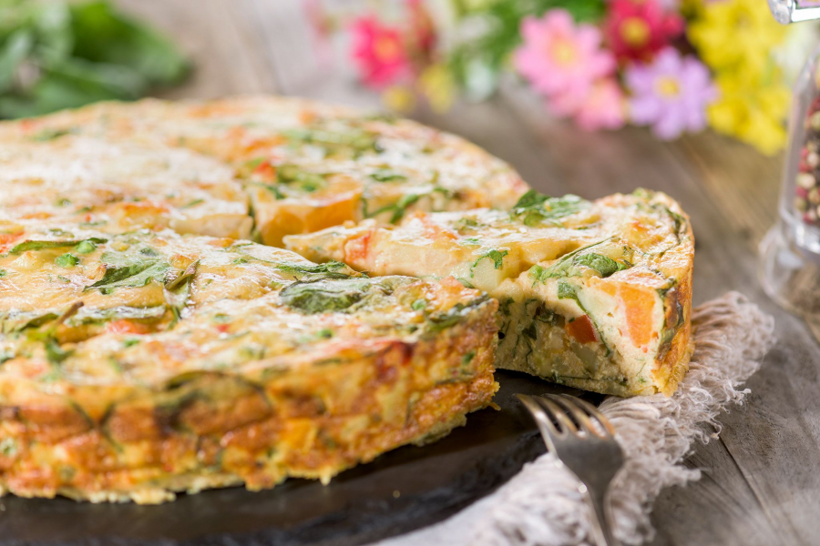 Diminetile frumoase trebuie incepute cu o gustarea delicioasa - frittata cu cartofi si varza rosie