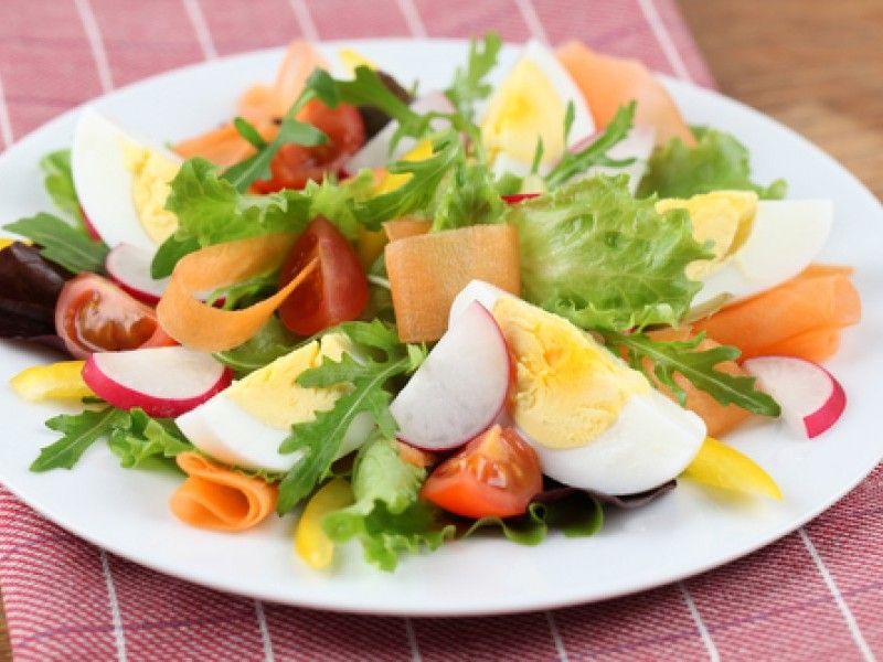 Pregateste o cina usoara si satioasa - salata de cruditati cu ou fiert