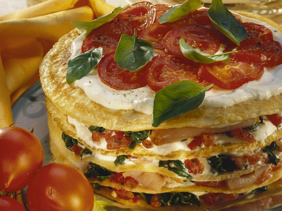 Un tort mai special - din clatite cu mix de legume, bacon si mozzarella