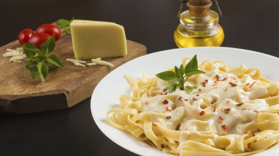 Rasfata-te cu delicii din bucataria italiana. Pregateste paste cu sos de parmezan si usturoi 