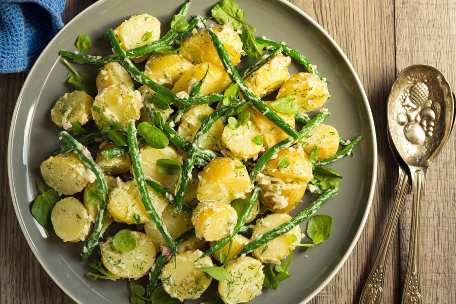 Salata de cartofi cu dressing de mustar si fasole verde
