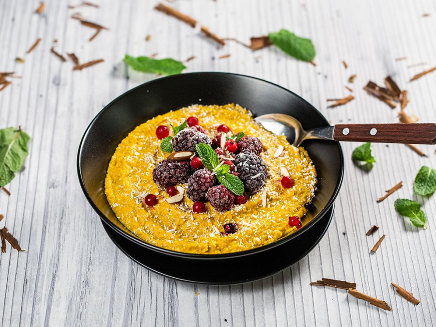In zilele calduroase de vara ai nevoie de un mic dejun usor si plin de vitamine. Incearca un terci de ovaz cu turmeric si fructe de padure