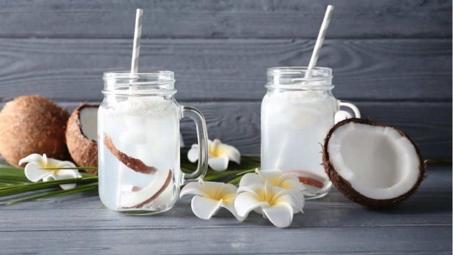 Este bine sau nu sa consumi apa de cocos. Iata ce se intimpla in organismul tau