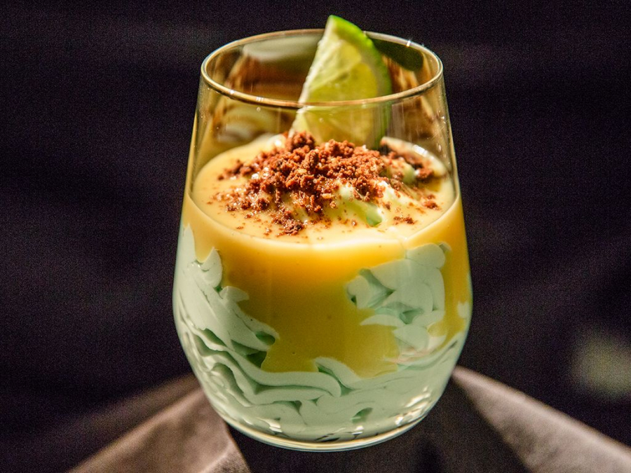 Dulcele te face mai fericit. Incearca mousse cu sos de ananas si curacao