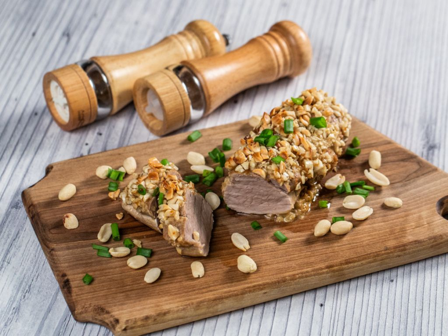 Muschiulet de porc in crusta de arahide