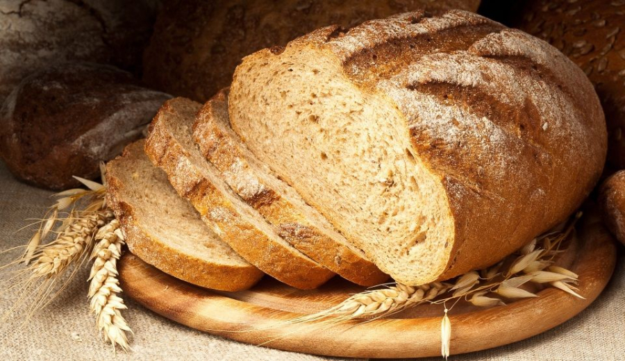 Criza in lume, iar painea se arunca la tomberon. Angajatii unui magazin fac risipa de alimente
