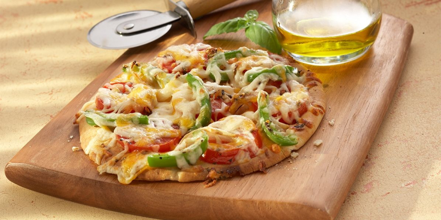 Mini pizze cu vita si sos pesto - o gustare delicioas de luat la munca sau la scoala