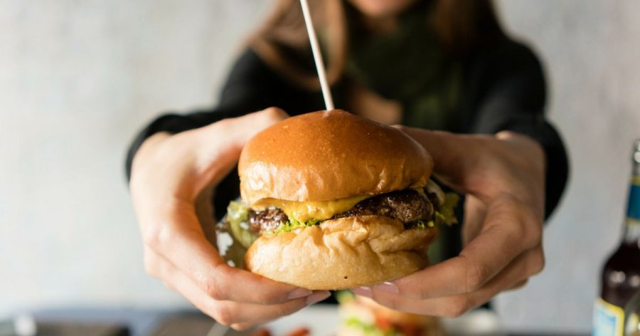 Bauturile racoritoare, biscuitii si burgerii te fac sa imbatranesi mai repede