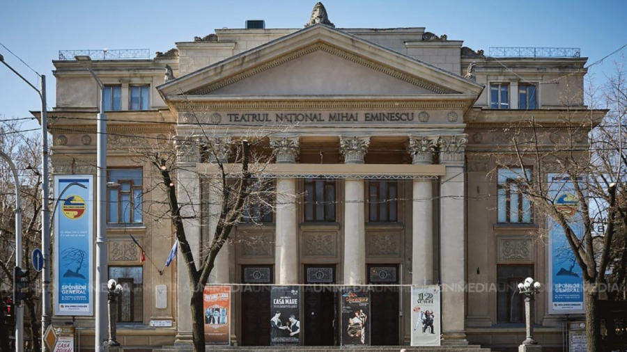 Spectacol in centrul capitalei. Scarile Teatrului „Mihai Eminescu” s-au transformat in scena