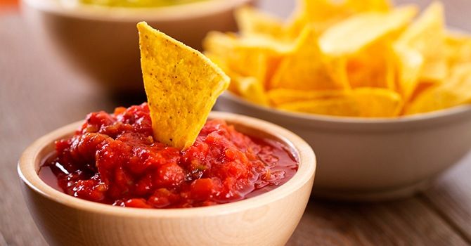 Iti plac gustarile nashos? Iata cum poti prepara cel mai bun sos salsa, gata in 15 minute