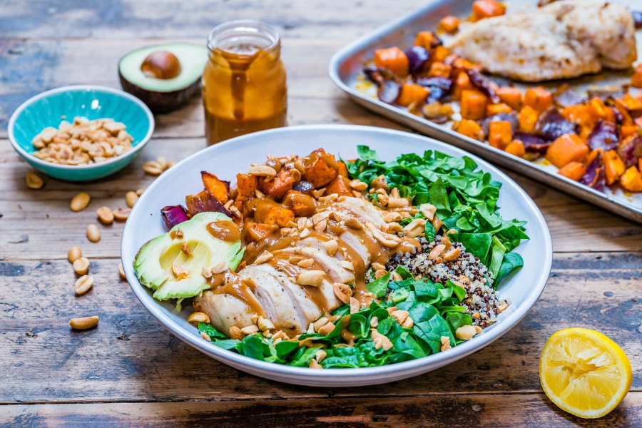 Pentru ca e sezonul legumelor, pregateste o salata super-delicioasa din piept de pui, spanac si quinoa