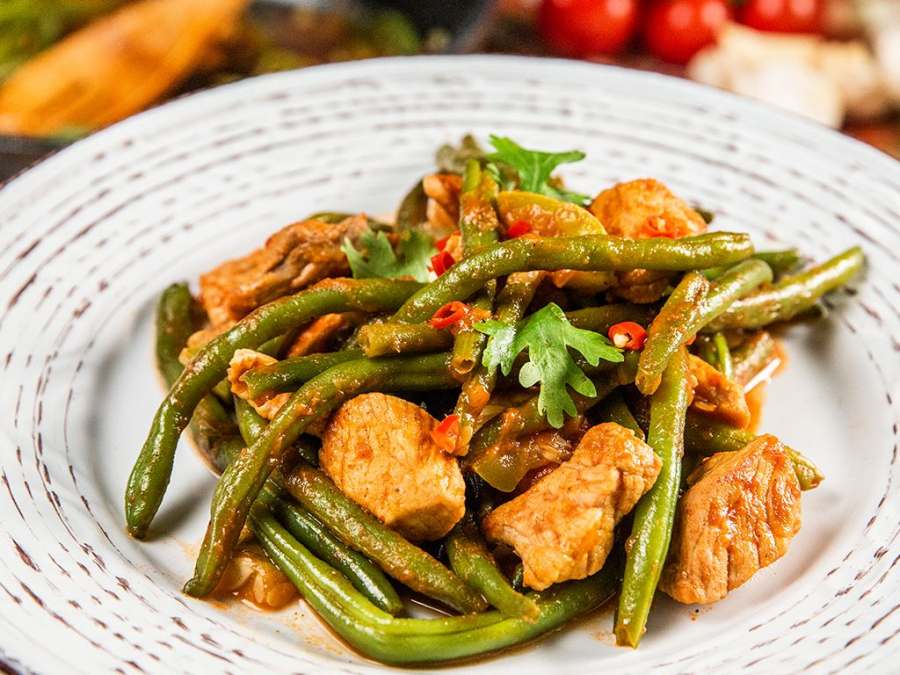 Alinta-ti papilele gustative cu o cina delicioasa. Pregateste fasole verde cu carne de porc la cuptor