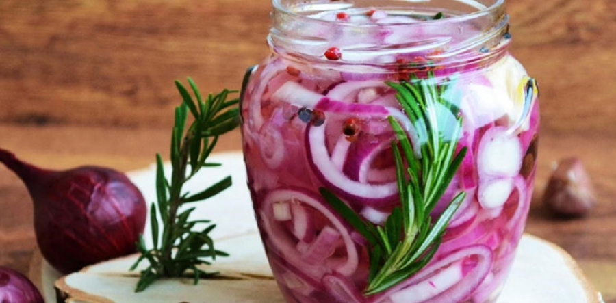 Cum sa marinezi ceapa rosie. Este ideala pentru carnea la gratar si burgeri