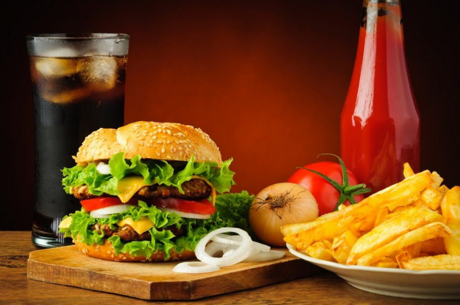 Cum au aparut cele mai renumite preparate americane. Cheesburgerul a fost facut dintr-o greseala
