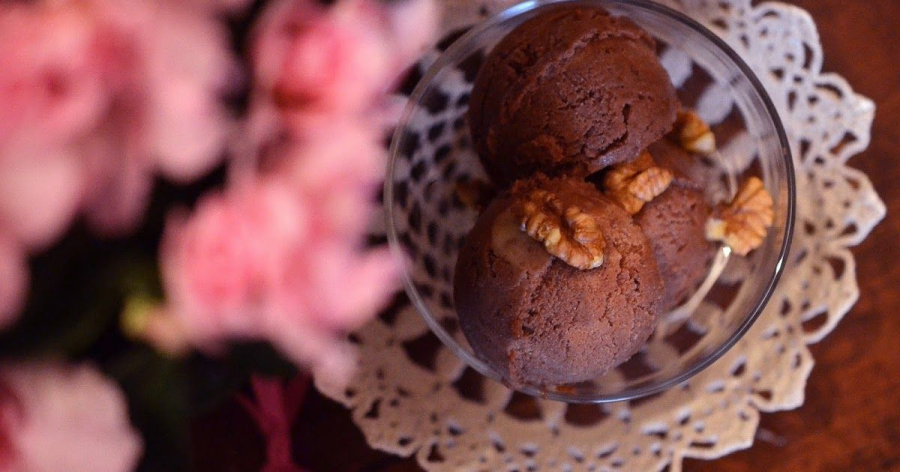 Iti este pofta de ceva dulce? Pregateste mini prajituri cu multa ciocolata, banane si seminte de in