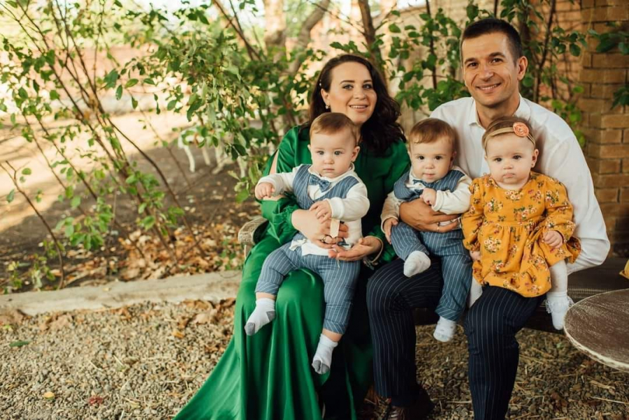 Imagini de colectie! Interpretul Oleg Dontu - intr-o sedinta foto alaturi de sotie si tripleti