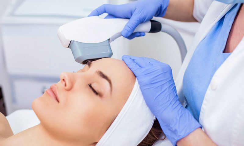 Terapia Hifu - unul dintre cele mai revolutionare tratamente impotriva ridurilor. Esteticiana Ana Platonov: „Cu siguranta, aceasta perioada a dat femeilor mari batai de cap, in special purtatul mastilor.”