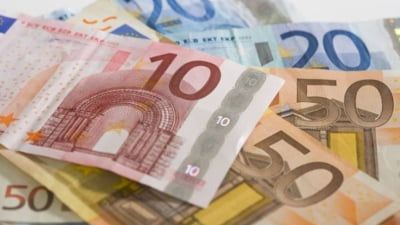 Curs Valutar Bnm Pentru 12 Octombrie Cat Costa Astazi Un Euro Si Un Dolar Foto
