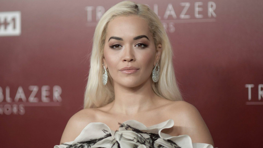 Rita Ora incendiaza Internetul cu poze provocatoare in costum de baie!